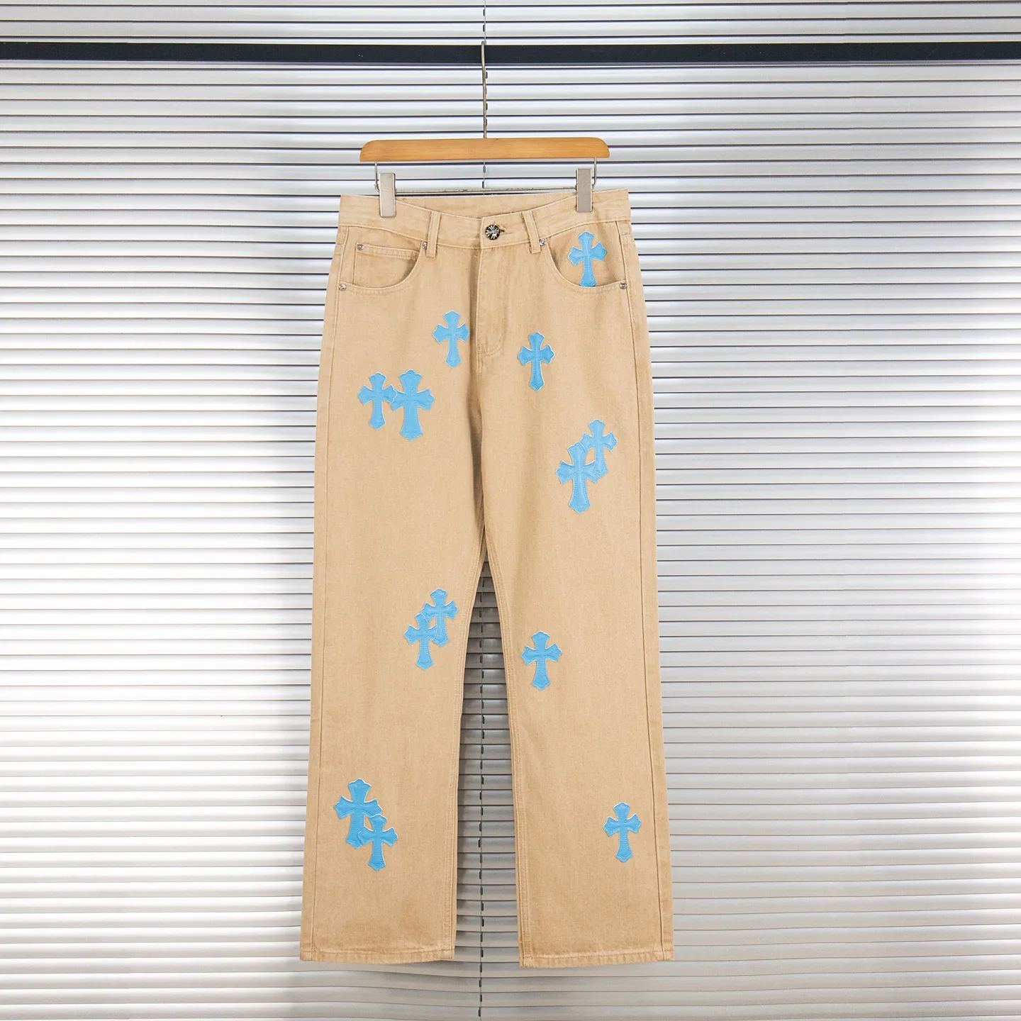 P240 Chrome Hearts 2025 New Light Blue Cross Leather Label Couple Washed Jeans This season’s hot item is sought after by countless celebrities and fashionistas. The neat details of the cutting process add color to the playful fashion! The neat and meticulous design, and the well-fitting structure is unique. The upper body not only has outstanding recognition, but also looks younger and younger. A style with the ultimate wearing meaning and performance, gorgeous color matching, and the craftsmanship of this style is also extremely extraordinary. After the finished product is washed, it is disassembled and hand-made with sheepskin cross leather and then spliced ​​together to complete. The whole piece has too many craftsmanship to describe. It is decorated with patchwork cross flowers and high-waisted washed jeans! ! Absolutely high-end luxury product, a god-level single product, a super popular product, made with top heavy industry, a magic weapon that cannot be missed. Style number: 1867# Size: 28 30 32 34 Color: khaki blue